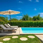 Luxury Hedone With Pool In Rakalj