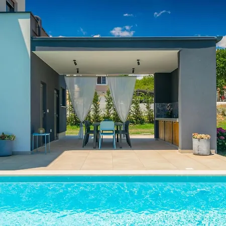 Luxury Hedone With Pool In Rakalj