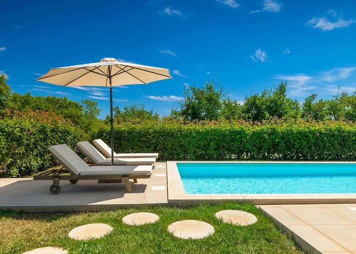Luxury Hedone With Pool In Rakalj