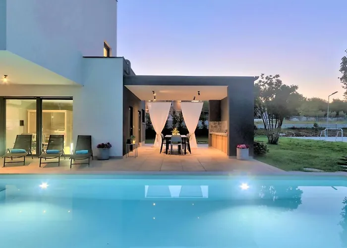 Luxury Hedone With Pool In Vila Rakalj