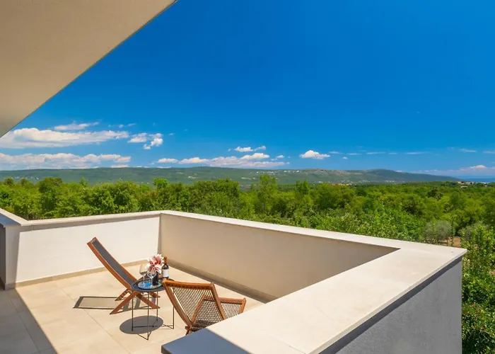 Luxury Hedone With Pool In Rakalj